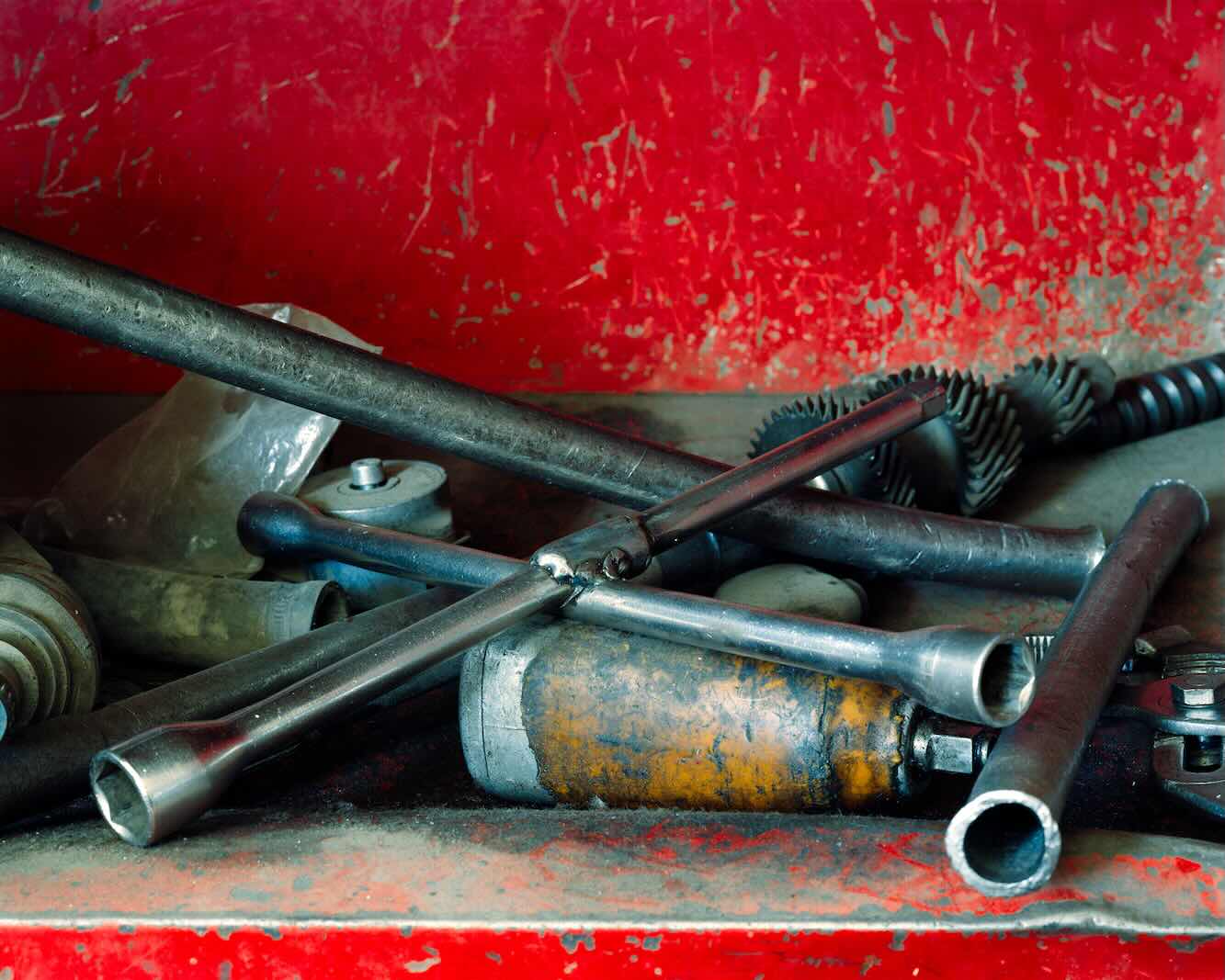 Ο Νικόλας Βεντουράκης δημιούργησε μια έκθεση εμπνευσμένη από ένα παλιό συνεργείο