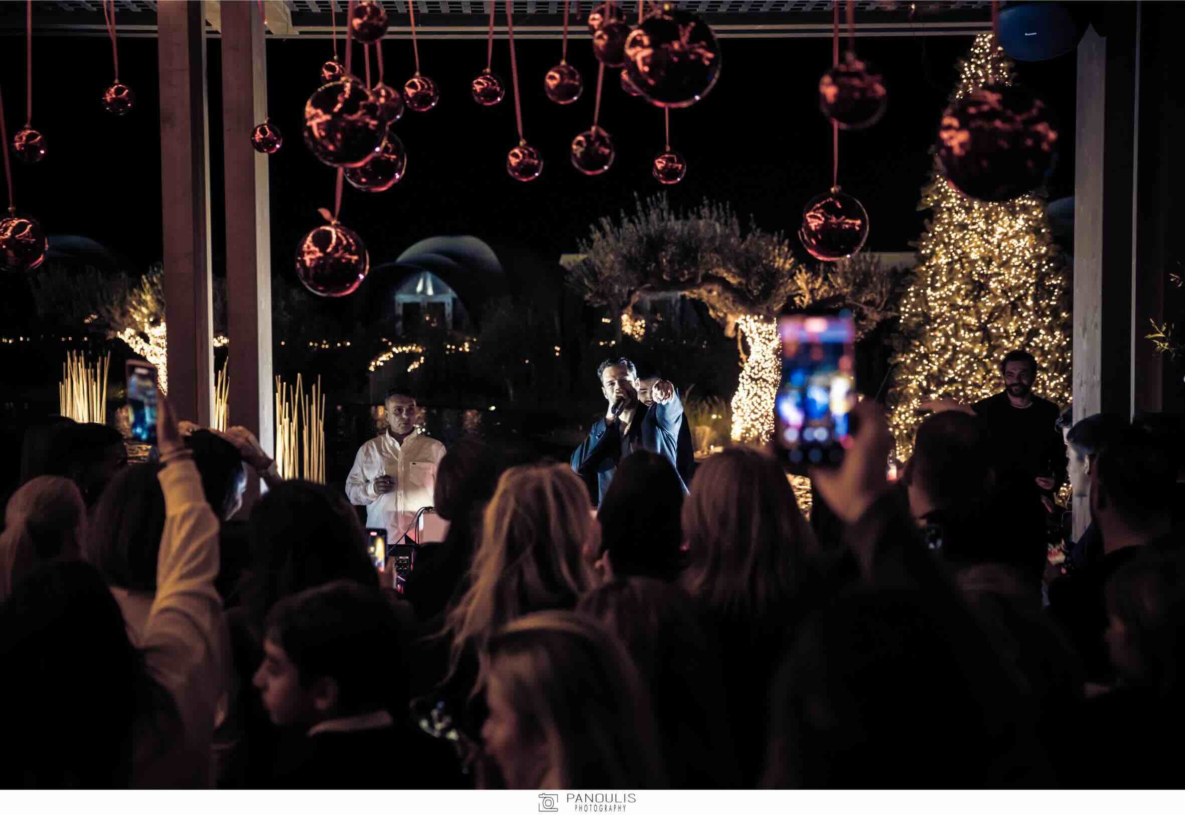 Ο Κωνσταντίνος Αργυρός δίνει το έναυσμα της εορταστικής περιόδου στο 91 Athens Riviera Members Club τραγουδώντας τις επιτυχίες του