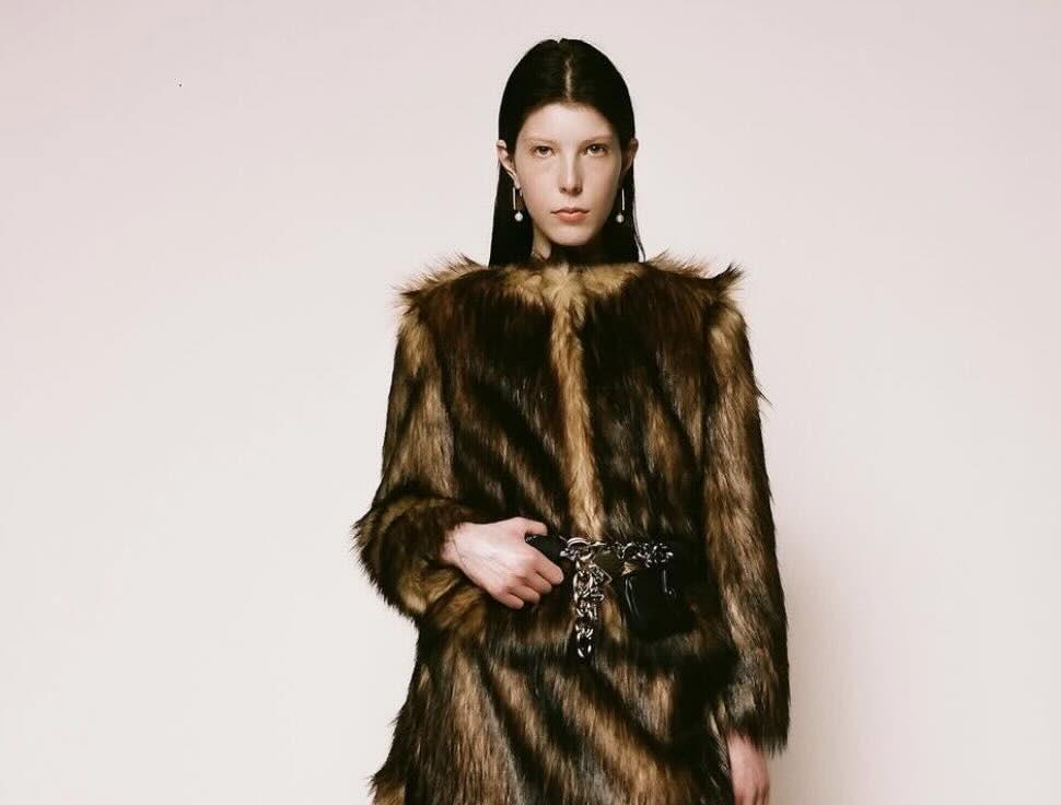 Tα fur στοιχεία επιστρέφουν δυναμικά ως το μεγαλύτερο fashion trend του AW25 γούνα