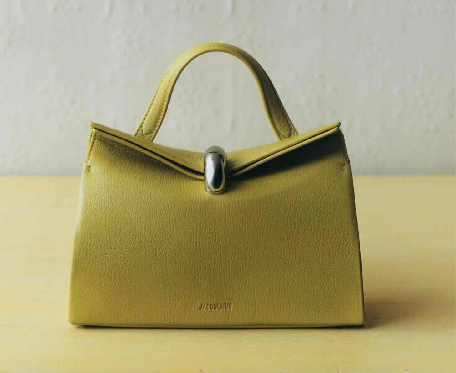 Η νέα καμπάνια του Jacquemus “Less Mess, More Simple” εμπνέεται από το χάος της καθημερινότητας