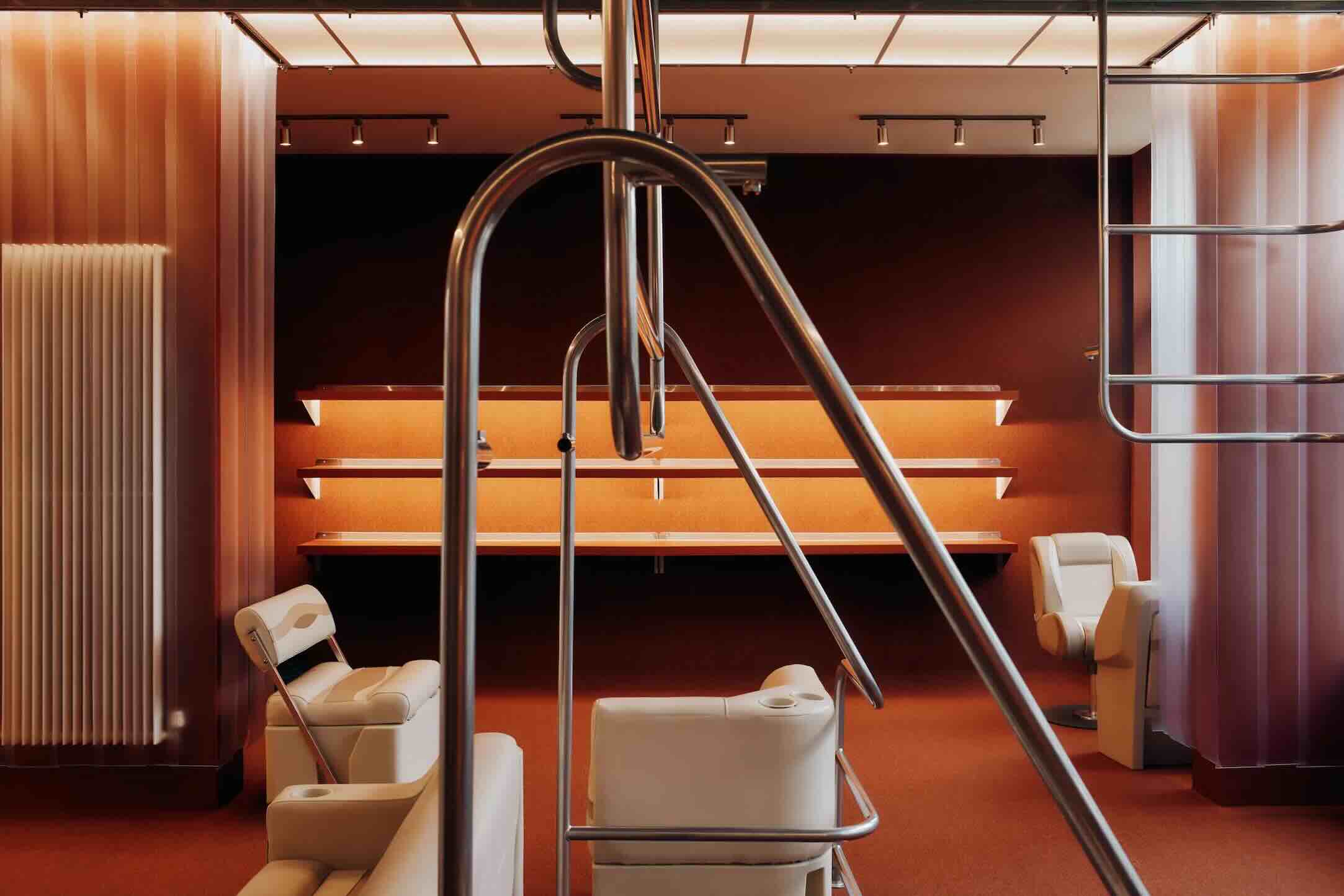 Το νέο κατάστημα του Kiko Kostadinov στο Λονδίνο μοιάζει περισσότερο με art installation