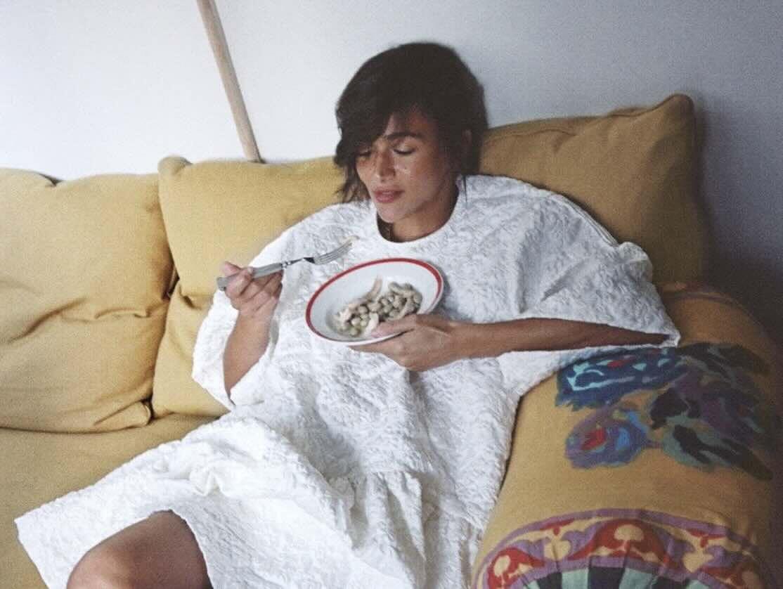 “Table for One” της Laila Gohar : Ένα αιώνιο γεύμα τέχνης και μνήμης