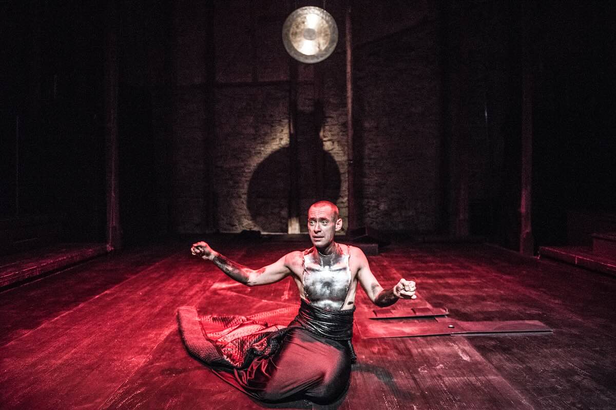 Στιγμιότυπο από την παράσταση ΑΙΑΥΤΟΣ