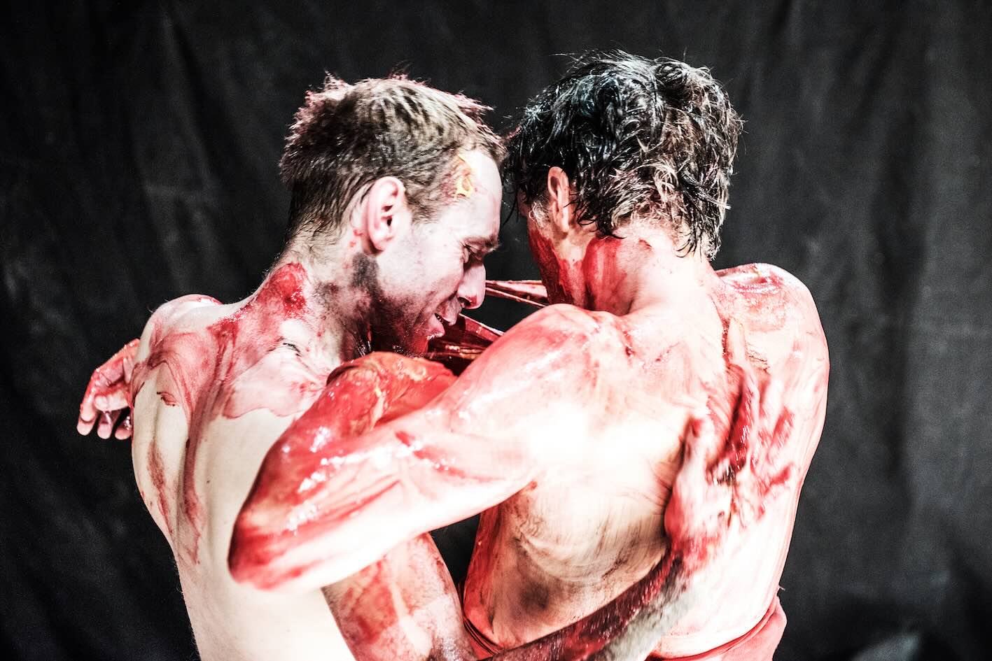 Στιγμιότυπο από την παράσταση ΑΙΑΥΤΟΣ