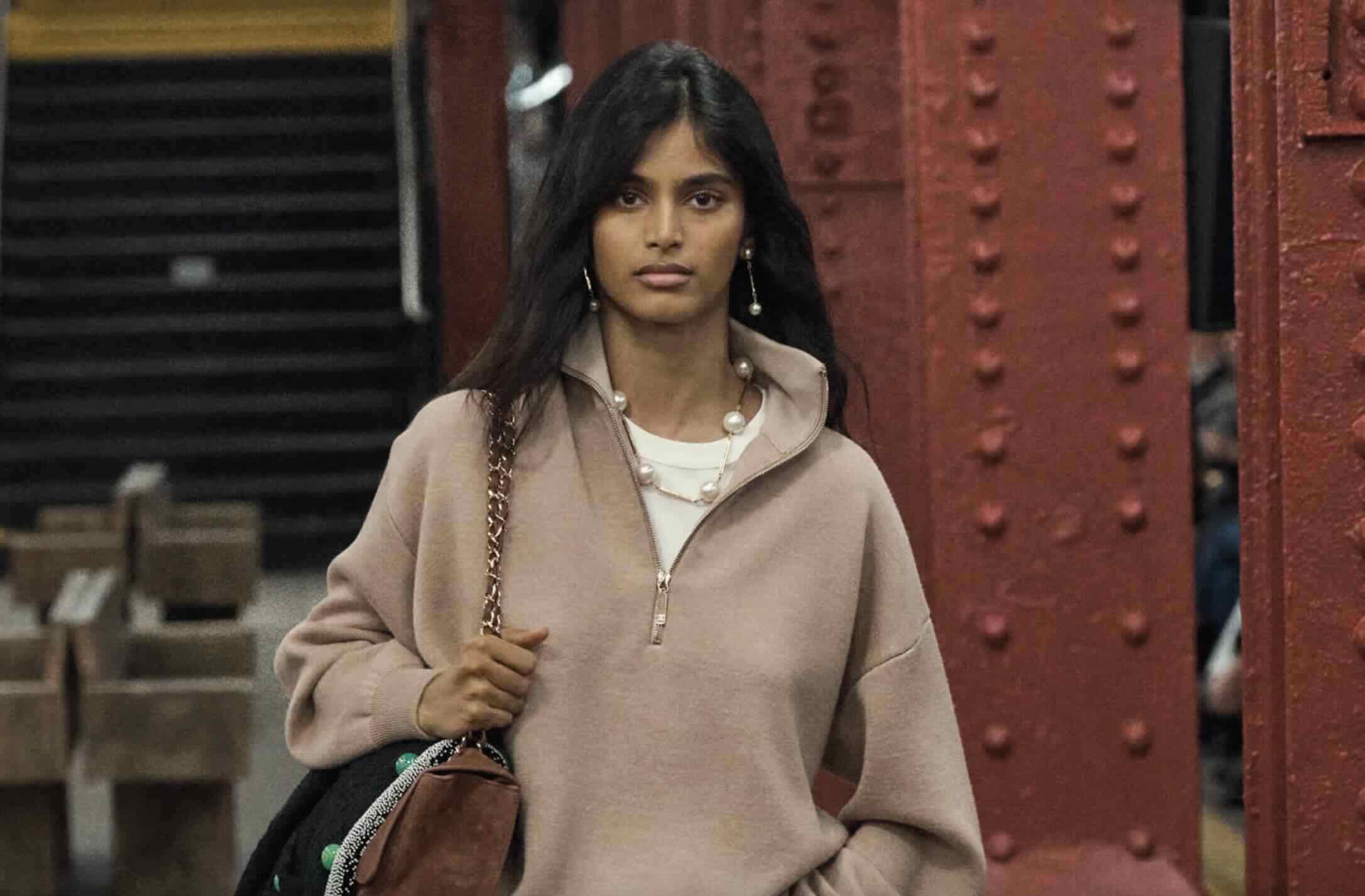 Bhavitha Mandava: Πώς από φοιτήτρια έγινε το πρώτο μοντελο από την Ινδία που άνοιξε show της Chanel Bhavitha Mandava