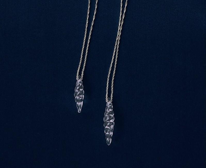 Αυτό το γούρι είναι ένα χειμωνιάτικο γλυπτό για τον λαιμό σου Crystal Twirl