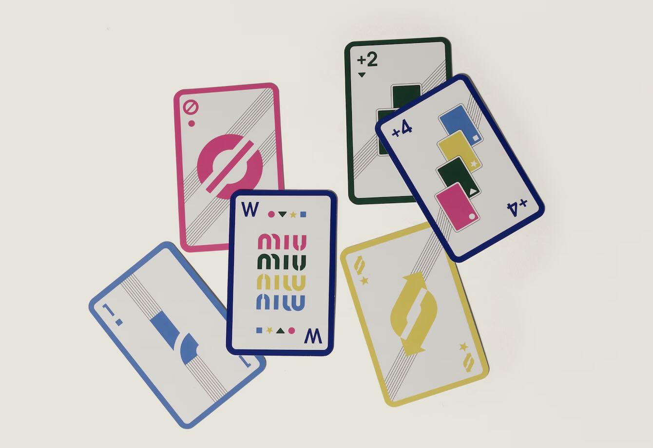Tώρα μπορείς να παίξεις UNO με κάρτες Miu Miu “μόνο” με 450€ UNO × Miu Miu card set