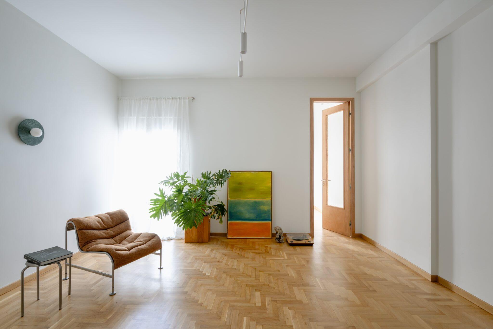 Πώς το φως αλλάζει τη ζωή ενός διαμερίσματος στην Κυψέλη