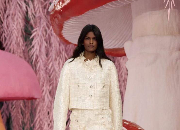 H πρώτη Haute Couture συλλογή του Matthieu Blazy για τη CHANEL μοιάζει να έχει βγει από παραμύθι CHANEL Haute Couture SS